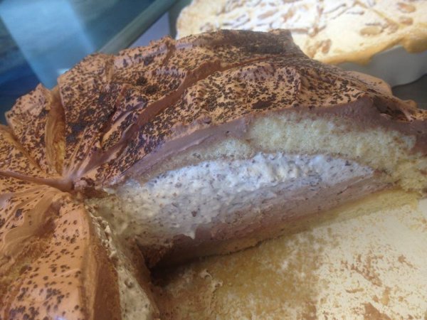 Firenzei krémtorta. Mandula- és kávélikőrrel, kétféle krémmel, tálban készítve, majd abból kiborítva. Szerintem ez volt a legjobb.